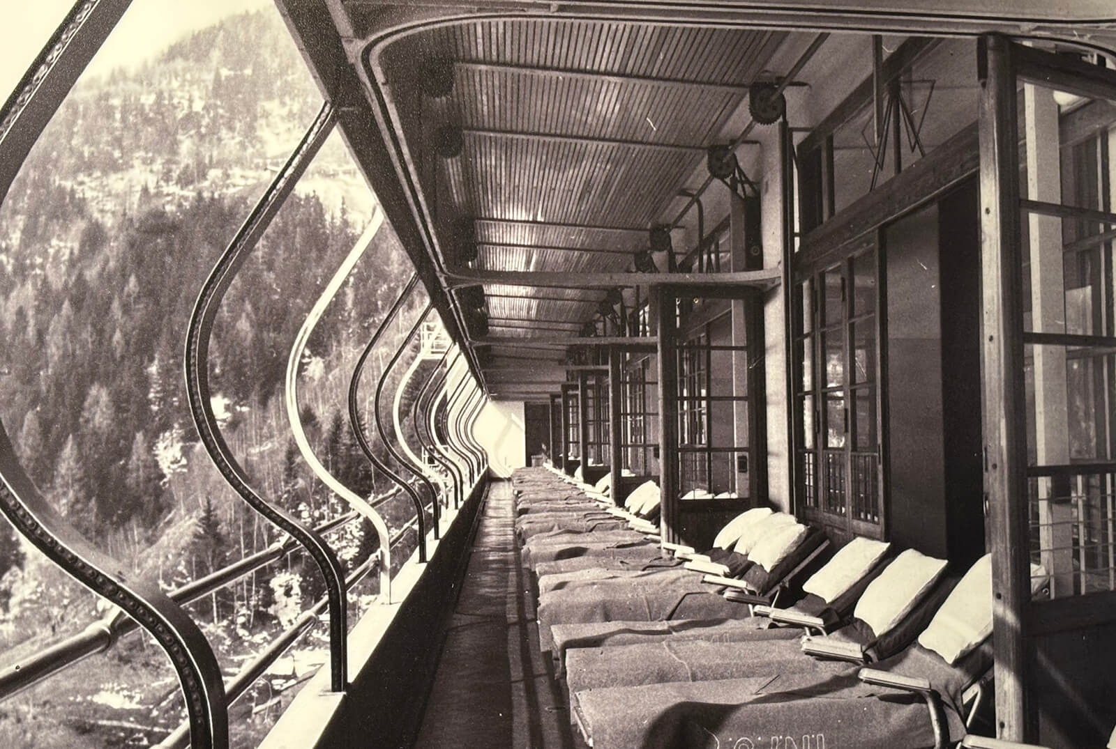 De oude situatie met vele bedden op een rij op het balkon van het ziekenhuis