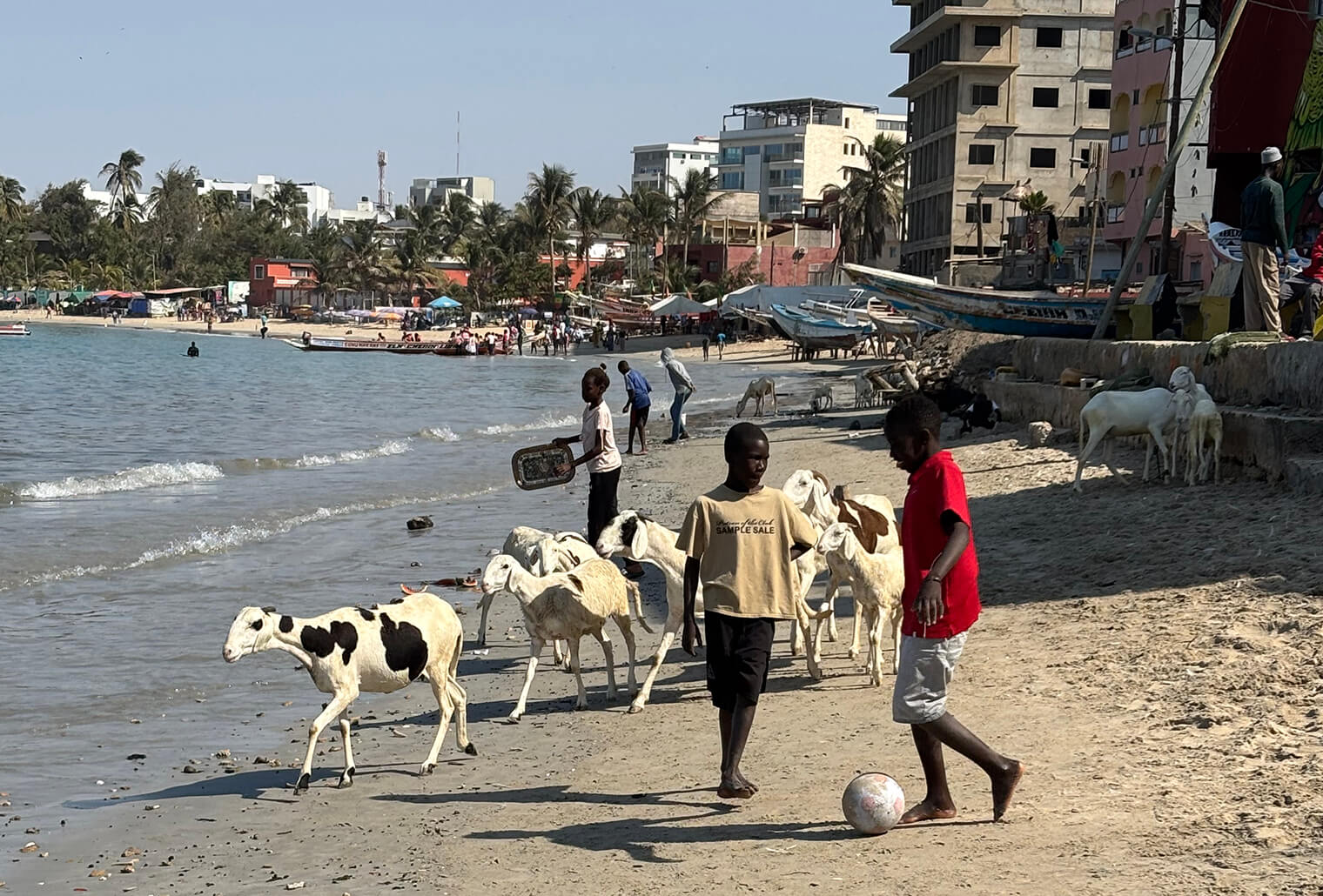 Het strand van de wijk N’Gor