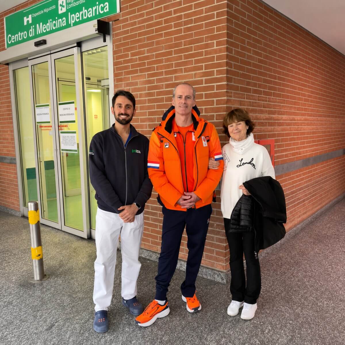 Maarten Moen met Cristina Corbetta en een collega bij het Niguarda-ziekenhuis in Milaan
